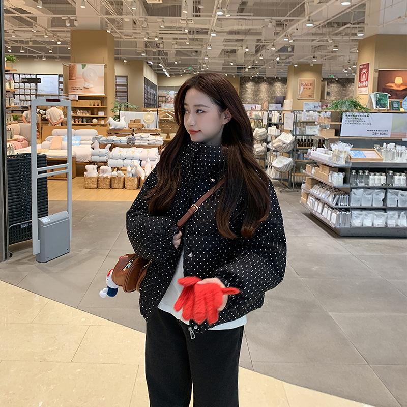 

Женское зимнее короткое пуховое пальто оверсайз с капюшоном в горошек XXL чёрный