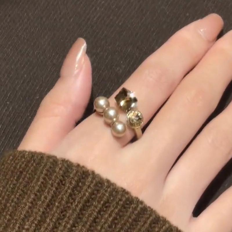 Zircon Pearl Dual-Shaped Ring: Luxurious Retro Fashion Jewelry for a Versatile, High-End Look