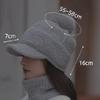 Cappello invernale da donna in poliestere con pelliccia sintetica e ponpon