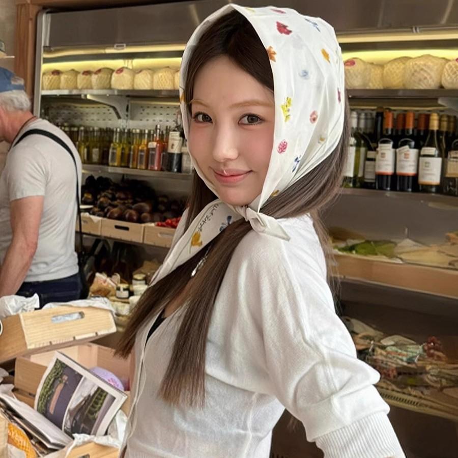 Premium sense white printed triangle scarf women's spring summer pure desire flower silk scarf neck scarf accessories scarf
