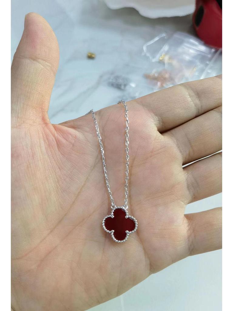 Halskette mit vierblättrigem Kleeblatt, 18 Karat vergoldet, mit Anhänger aus rosenrotem Chalcedon, Achat und weißem Muschelkern für Damen