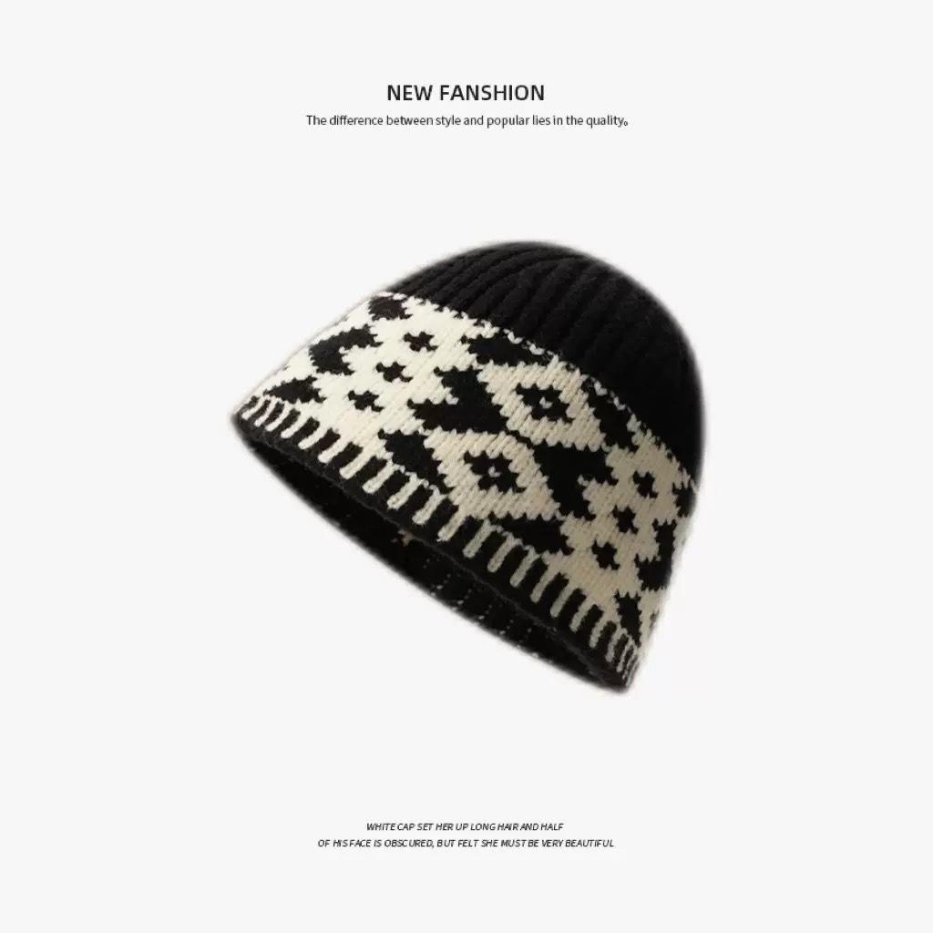Retro diamond knitted hat cold hat women's autumn and winter Korean version shows a small face, big head circumference wool hat, warm and cold hat