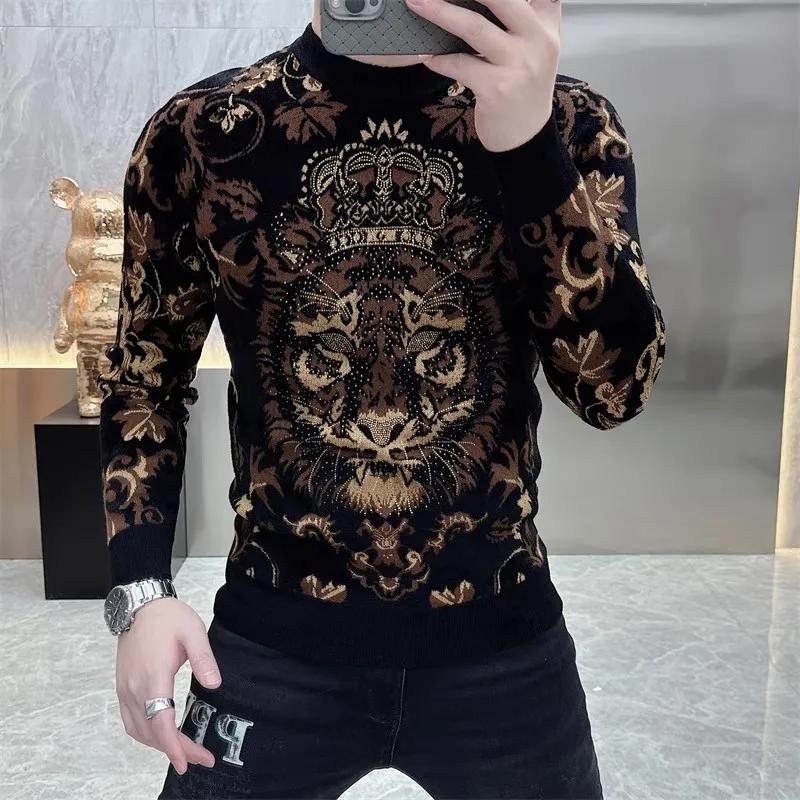 

Мужской черный бархатный пуловер с полуворотником и длинным рукавом с принтом золотого льва и барочными цветами, роскошная повседневная толстовка L чёрный