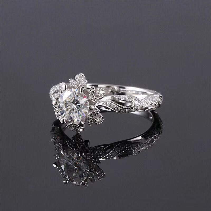 Women's Vintage-Style Platinum Ring with D Color Moissanite Diamond - Perfect for Proposals or Engagements.