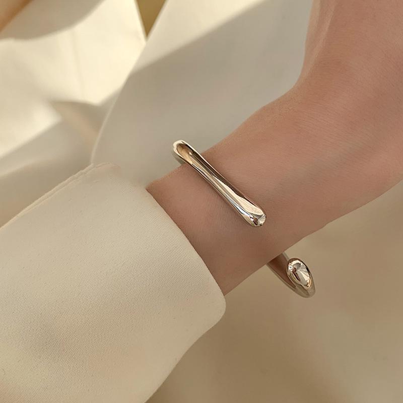 Korean Retro Geometric Wave Bracelet: Trendy Hip Hop Clubbing Accessory for Women