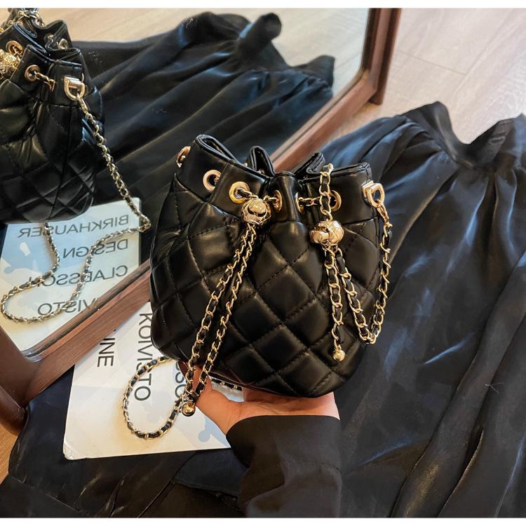 Geantă Găleată cu Șnur cu Model Diamant de Lux 2024 - Geantă de Umăr Mică Rotundă Tip Butoi pentru Femei