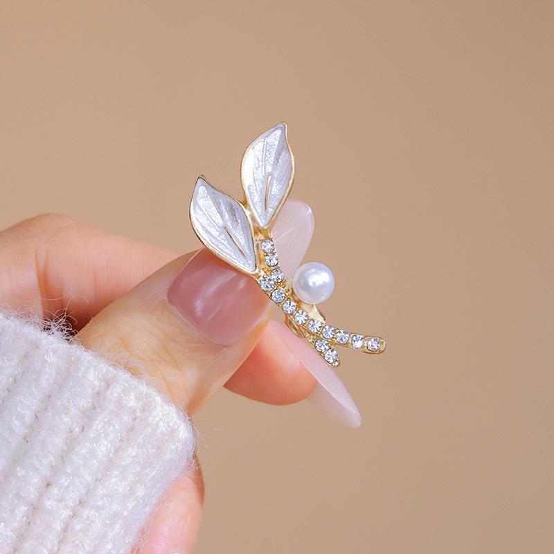 Autumn and winter oil drop tree leaves pearl brooch coat suit jacket accessories simple brooch pin anti-light decoration