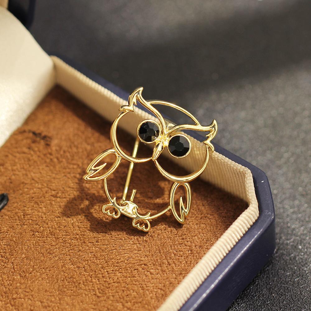 Gold Line Hollow Inlaid Black Crystal Owl Brooch Simple Versatile Animal Pin Same for Men and Women