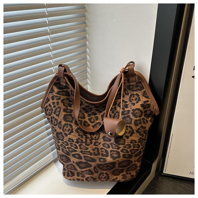 2025 Early Autumn Large-Capacity Leopard Print Retro Shoulder Tote Bag