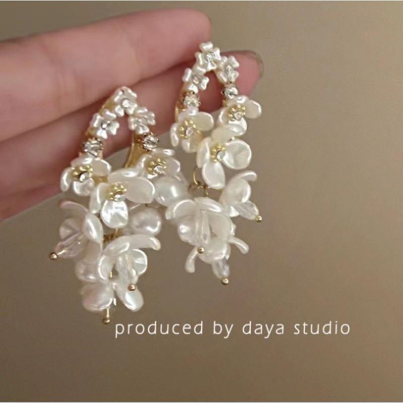Gentle and fashionable French retro white flower fringed earrings, exquisite temperament earrings for women