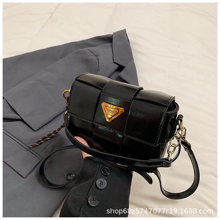 Fashion casual underarm bag women 2025 retro new trend woven small square bag Korean version niche design shoulder bag