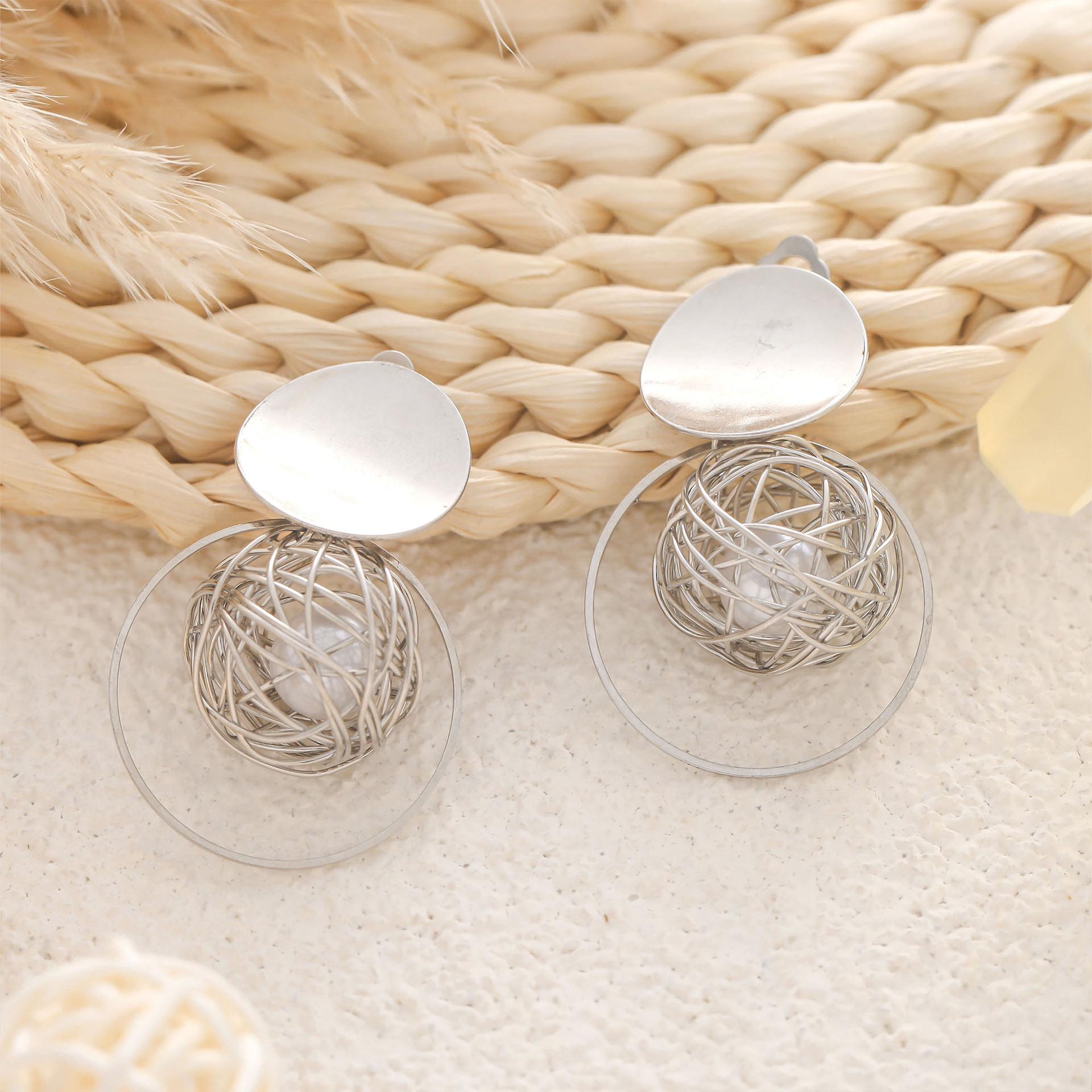 

Елегантні затискачі для вух у формі перлин, обмотані золотим дротом - пірсинг не потрібен