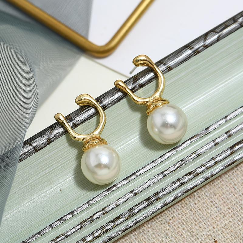 Retro Baroque Pearl Stud Earrings Women's Versatile High-end French Earrings, Simple Temperament, Personalized Trendy Ear Jewelry