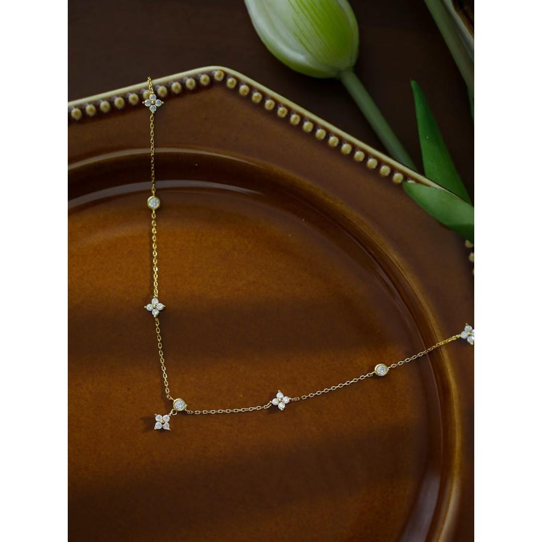 Chic zircon four-leaf clover necklace for women, a minimalist luxury collarbone chain. 45cm