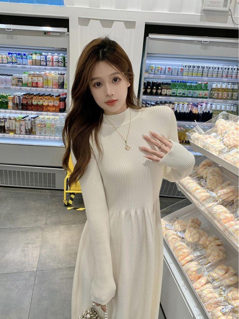 French Red Semi-High Neck Knit Slimming Dress - Long-Sleeved Autumn/Winter Fashion for Women