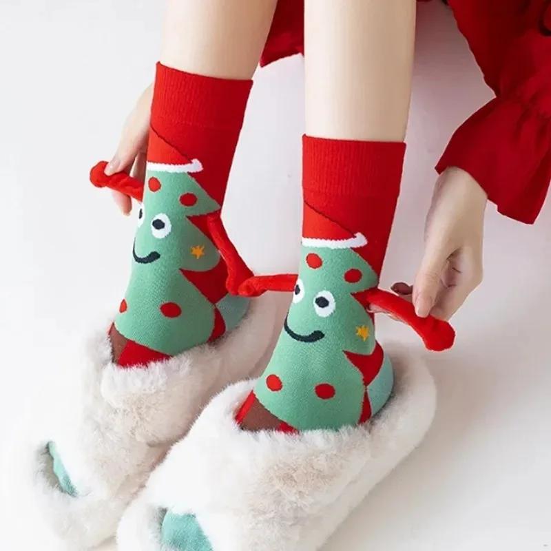 2pairs Magnetic Couple Holding Hands Socks Christmas Cute Festive Sock Pair Magnet Decor Cartoon Warm Sock for Home Party Gift