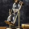 Elegante Sanduhr mit drehbarem Metallständer und fließendem Sand