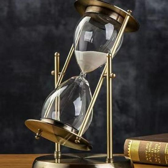 Elegante Sanduhr mit drehbarem Metallständer und fließendem Sand