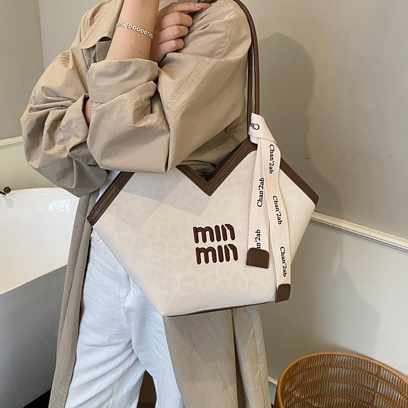 

Large-capacity bag women s 2025 new light luxury niche high-end shoulder bag going out to work commuting tote bag белый