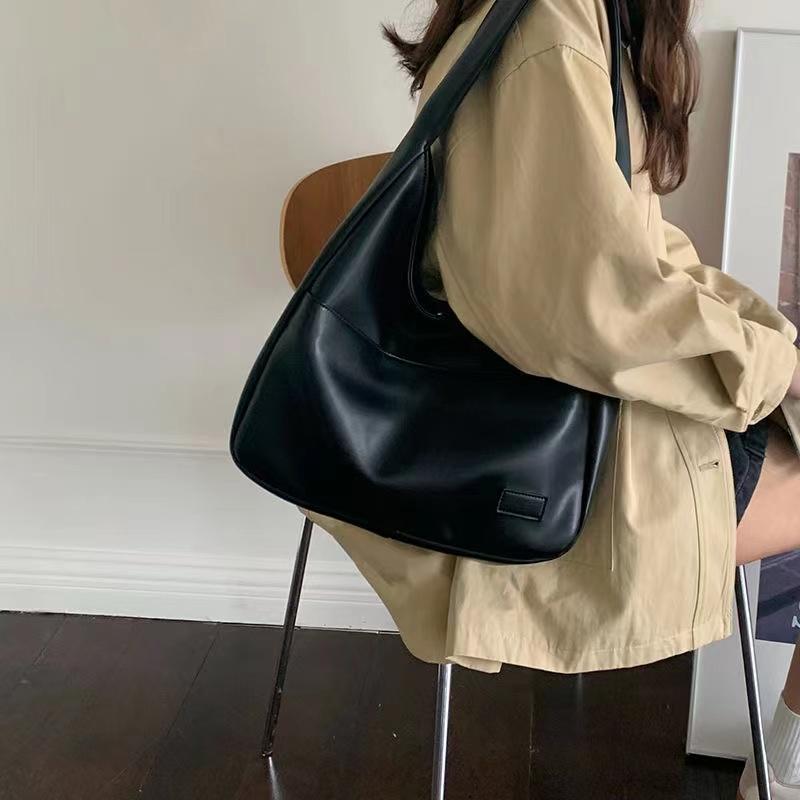 

Large capacity tote bag, new black leather simple casual commuting women s bag, fashionable and versatile single shoulder bag