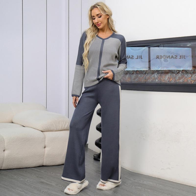 

Новый осенне-зимний трикотажный комплект из двух предметов: свитер с V-образным вырезом, в полоску, с цветными блоками, летучая мышь, свободные широкие брюки. One size серый