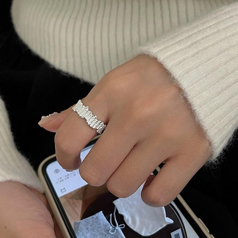 Design di nicchia coreano Versione larga Super Flash Pieghe Anello irregolare Regolazione apertura Anello ad alto senso