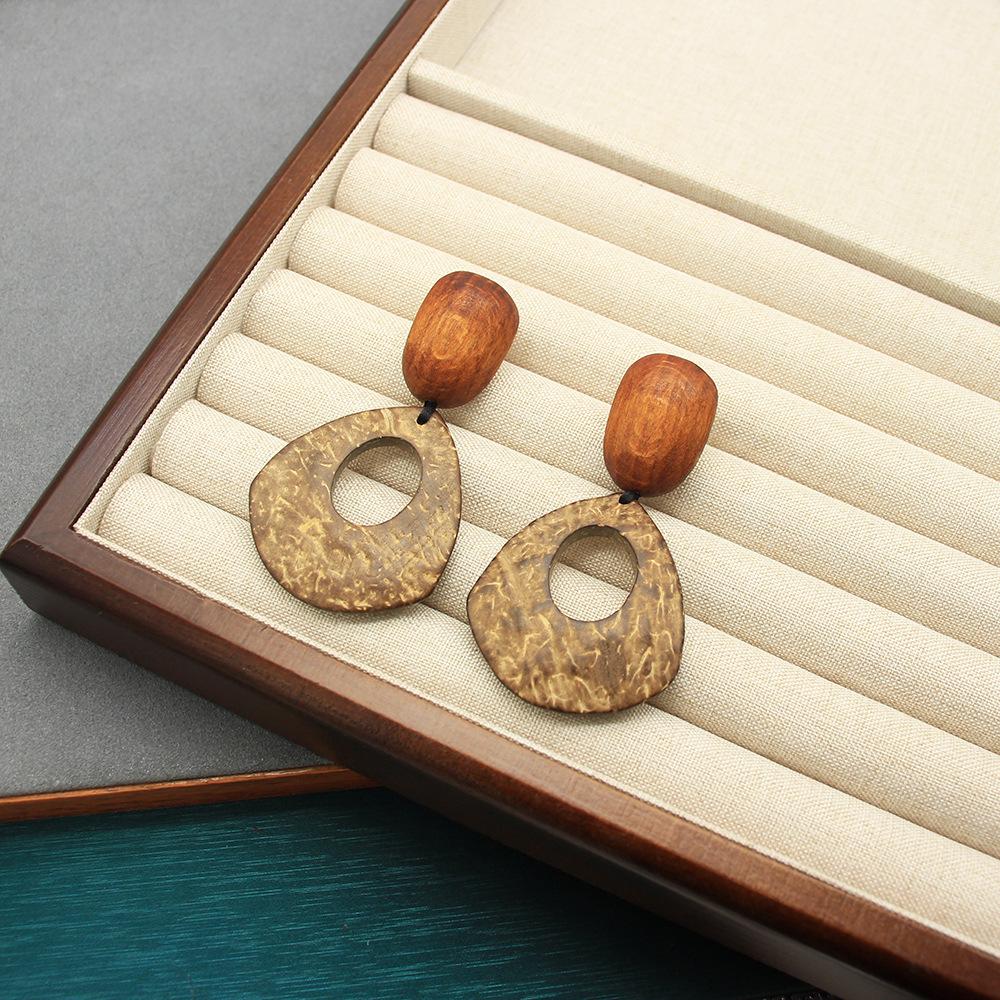 

MONIES Итальянский Нишевый Дизайн: Деревянные серьги-пусеты из рафии в кокосовой скорлупе