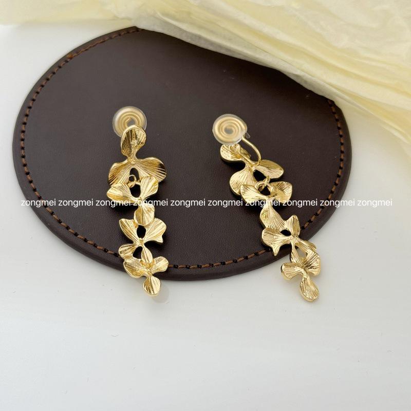 French Romantic Metal Flower Dangle Earrings: Light Luxury, High-End, and Fashionably Unique for Women