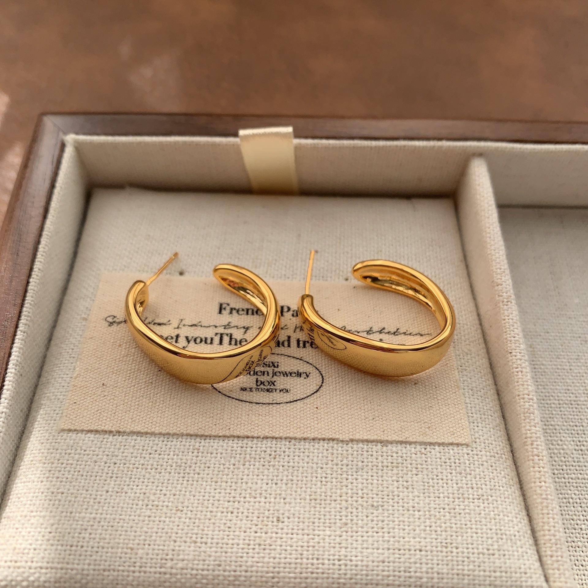 

Minimalist C-shaped round earrings earrings personalized design three-dimensional temperament cold wind geometric earrings