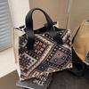 Hochwertige kleine Tasche im Ethno-Stil für Damen. Neue trendige Umhängetasche für Damen. Modische, vielseitige Schultertasche für Damen.