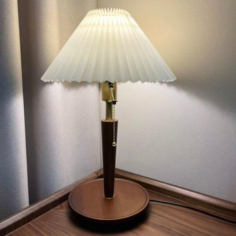 Vintage High-End Bedside Lamp – Retro Desk Light for Bedroom & Studio, Perfect for an Elegant Wedding Atmosphere