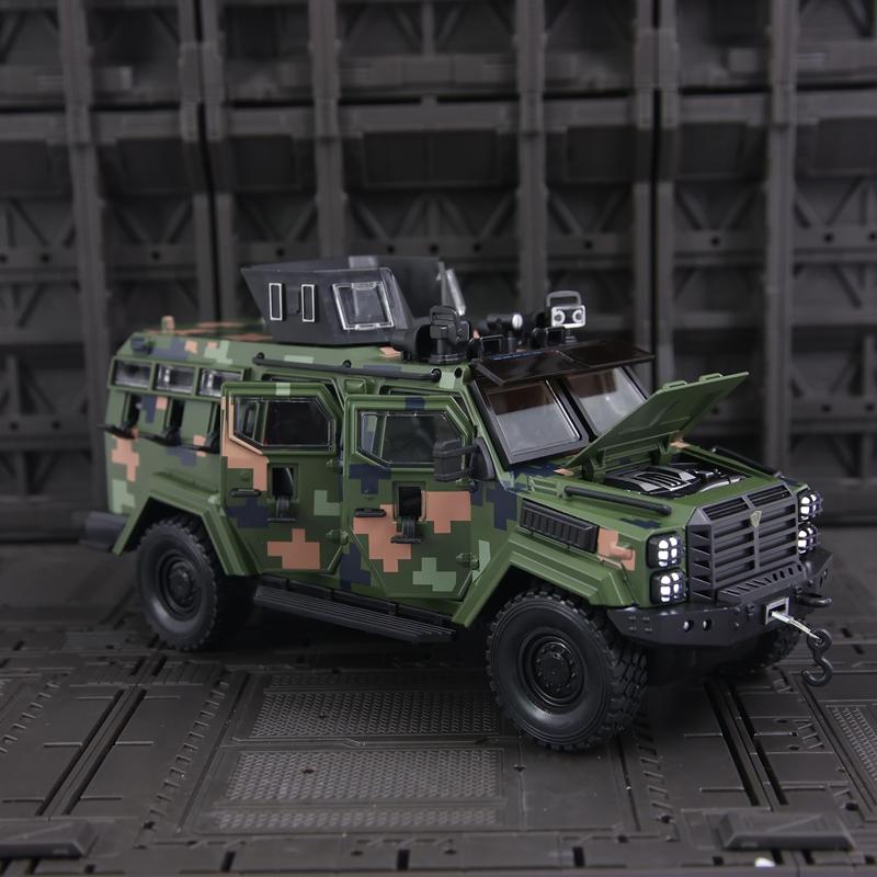 1:24 Swordtooth Tiger Explosion Proof Car Camouflage Alloy Off Road Vehicle Model Car Has Simulated Sound and Lighting
