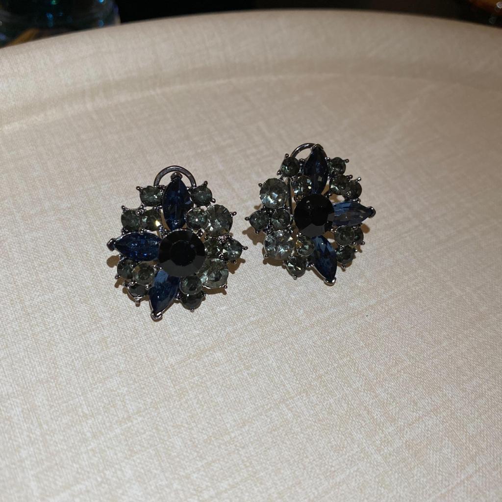 Silver Needle Diamond Flower Earrings: French Retro High-End Luxury, Fashionable and Versatile for Women.