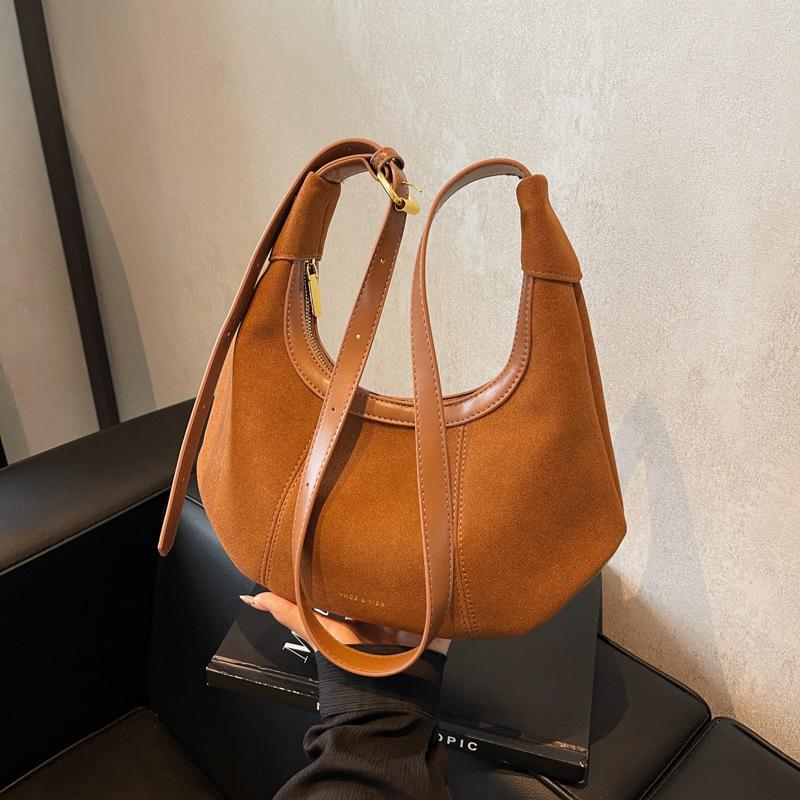 

This year s popular small bags women s autumn and winter shoulder armpit bags fashionable retro matte messenger bags коричневий