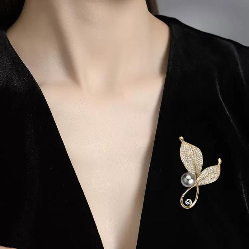2025 New Mary Brooch Female Pearl High-end Delicate Brooch Anti-light Suit Xiaoxiangfeng Pin Accessories