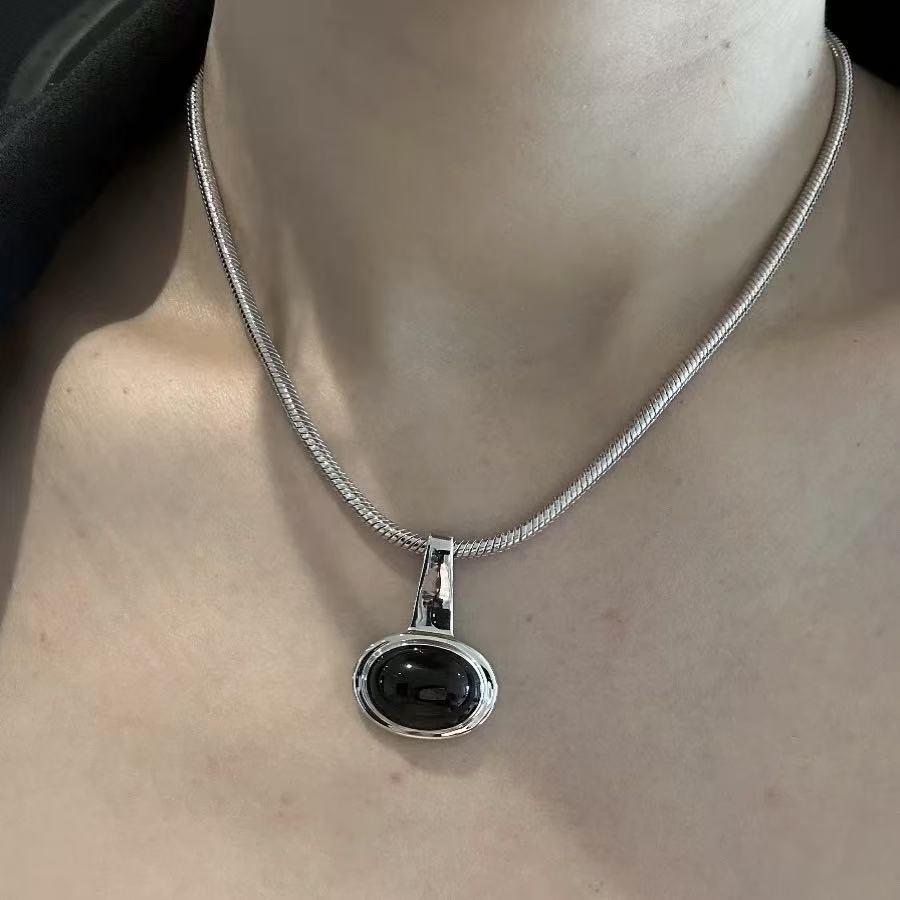 Elegant Black Obsidian Pendant Necklace - Minimalist, Fashionable, and Versatile Clavicle Chain for Women