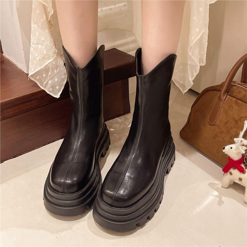 In the Autumn and Winter of 2024, the New Korean Version of Short Boots with a V-shaped Mouth Is Simple and Thin, and the Zipper Thick Heel Medium Hee