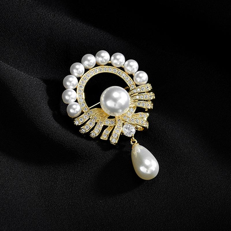 A Retro Court-style Pearl Brooch with A High-end, Niche Design for Women's Outerwear Pins