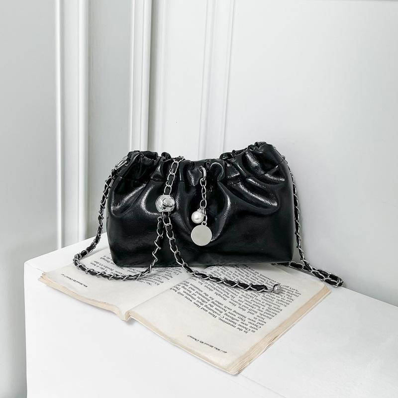 Borsa a Catena con Tracolla Pieghettata Trendy e Design Piccolo e di Nicchia.