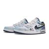 Jordan Air Jordan 1 Stile Graffiti Resistenti all'Abrasione Scarpe da Basket Basse Vintage da Uomo Blu Denim IH0648-141(Team420-)