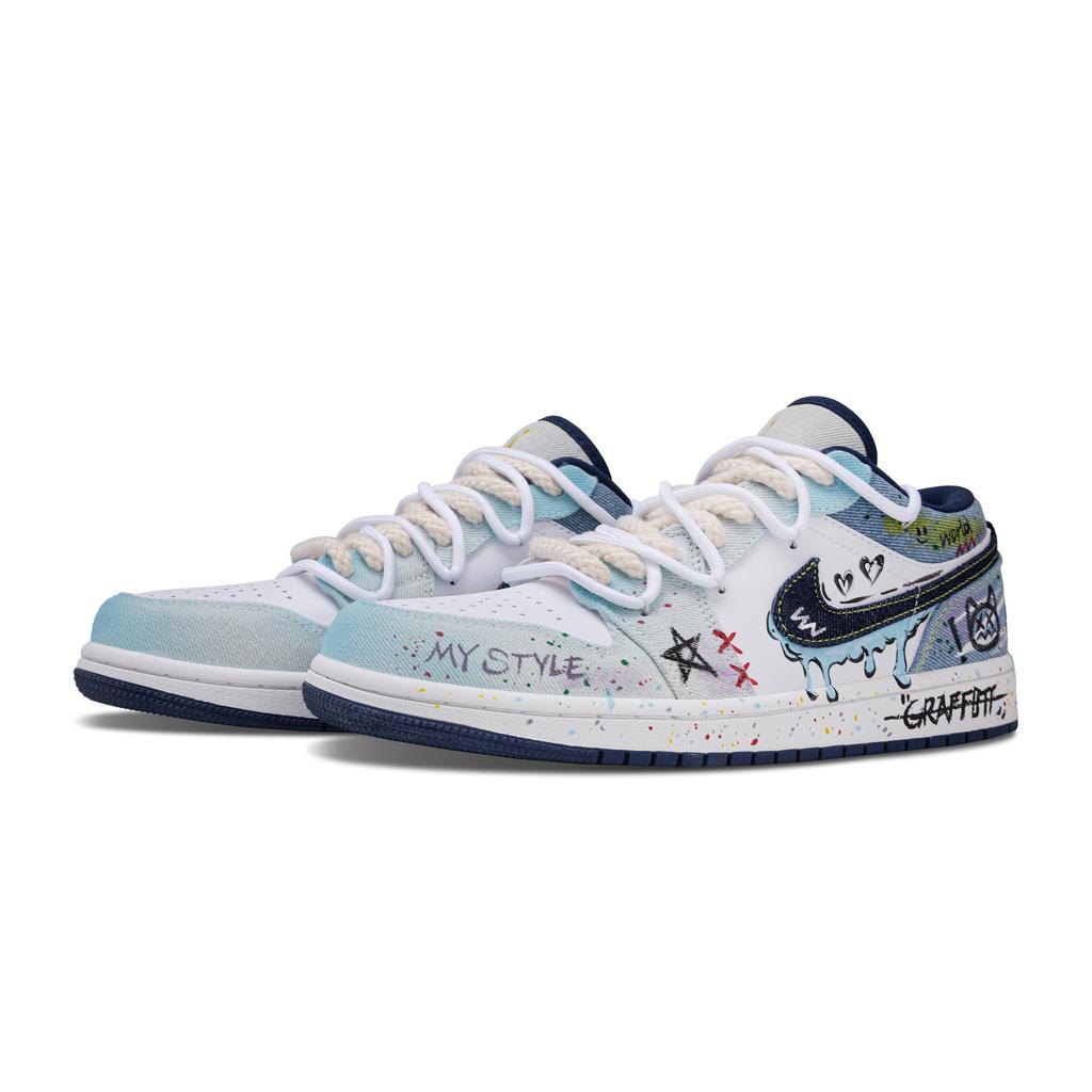 Jordan Air Jordan 1 Stile Graffiti Resistenti all'Abrasione Scarpe da Basket Basse Vintage da Uomo Blu Denim IH0648-141(Team420-)