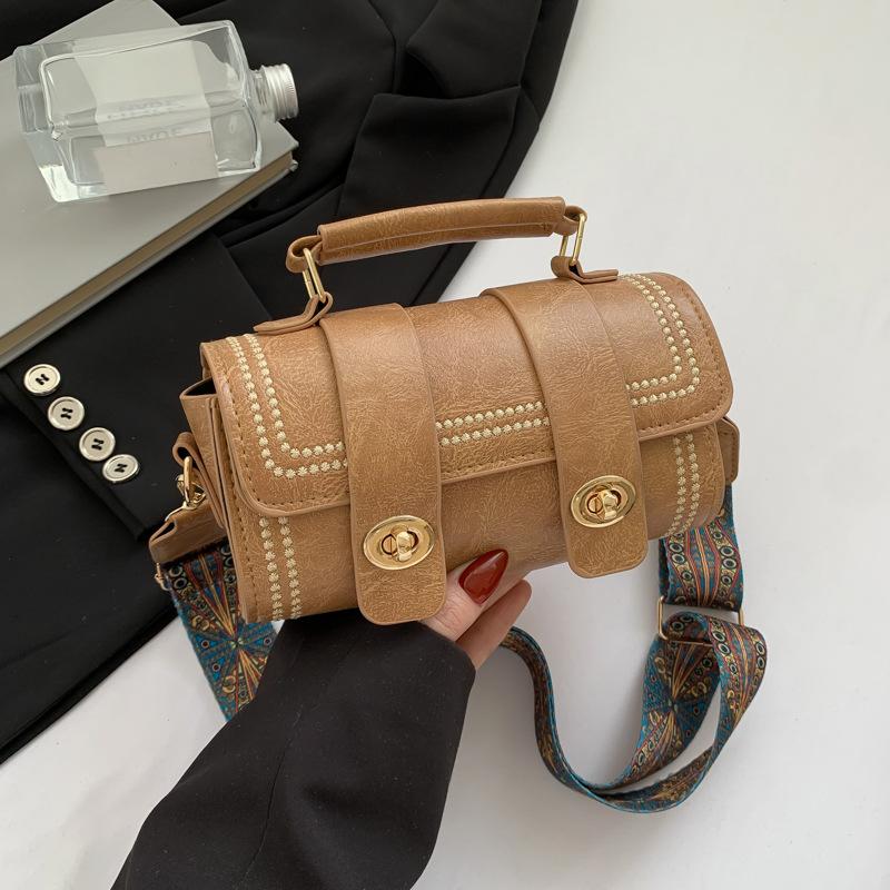 

2025 новая однотонная повседневная маленькая женская сумка с широким плечевым ремнем, декомпрессионная сумка-мессенджер на плечо, модная маленькая квадратная сумка хаки