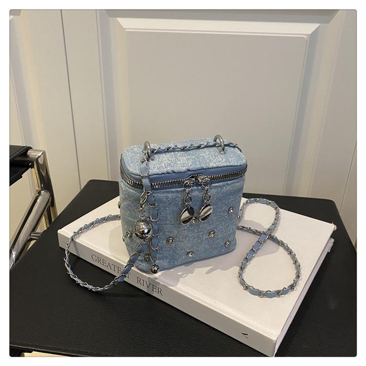 

Корейская версия новой джинсовой сумки-коробки с заклепками, ромбовидной цепочкой и темпераментом, модная в 2025 году, через плечо, маленькая квадратная сумка