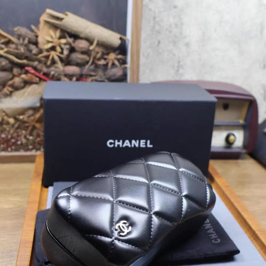 Chanel Schwarzer gesteppter PU-Leder Hartschalen-Sonnenbrillen-Etui