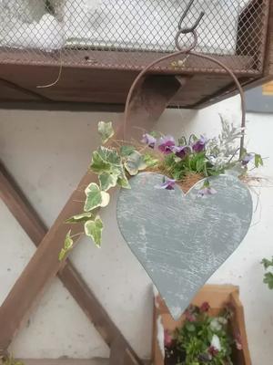 Herzförmiger Retro-Schmiedeeisen-Blumentopf Persönlichkeit Originalität Handtaschen-Blumentopf Hof-Garten-Pflanzgefäß Wandmontiert Dekorieren