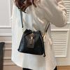 Today's Popular Bags Are Women's New High-end Versatile Bucket Bags, Spring and Summer Commuting Shoulder Messenger Bags.