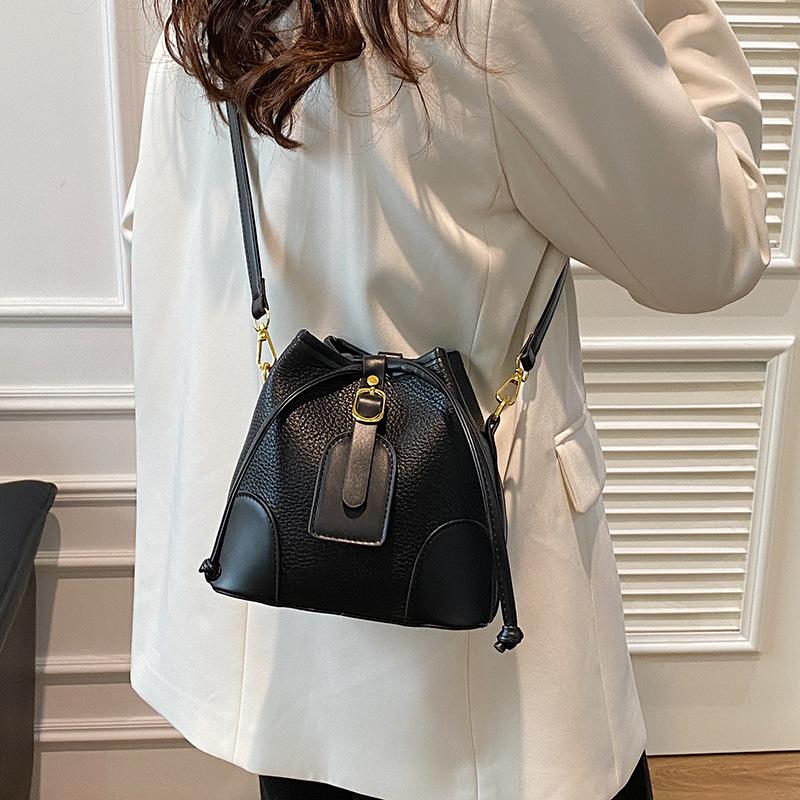 Today's Popular Bags Are Women's New High-end Versatile Bucket Bags, Spring and Summer Commuting Shoulder Messenger Bags.