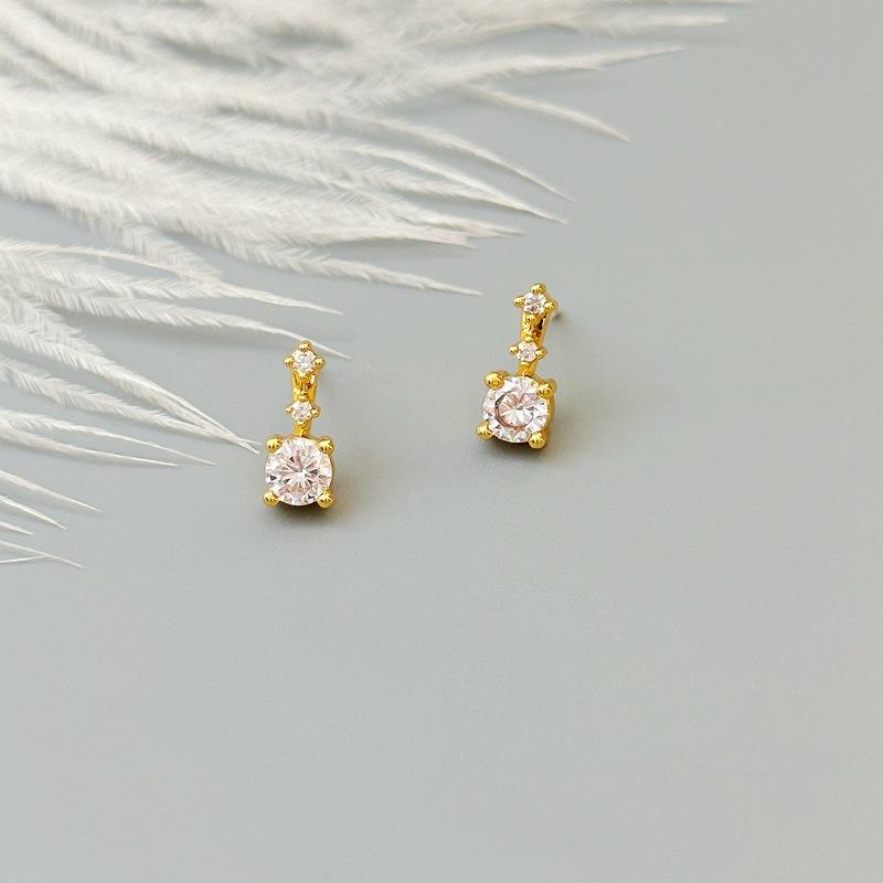 

French Small And Exquisite Zircon Stud Earrings, High-End Temperament Women S Earrings. золотой