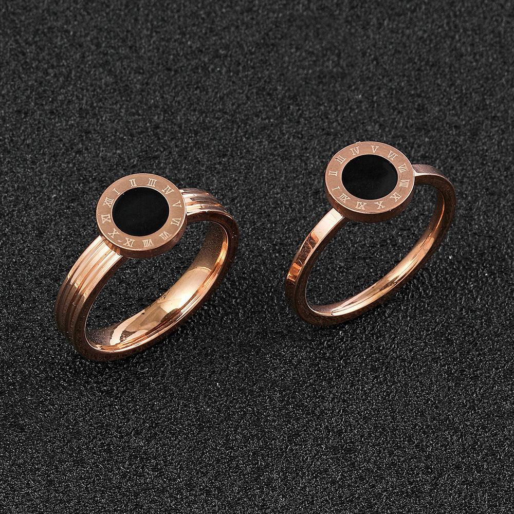 Titanstahl Römische Ziffern Ringe: Elegant, schlichtes Paar-Design mit schwarzem Drip