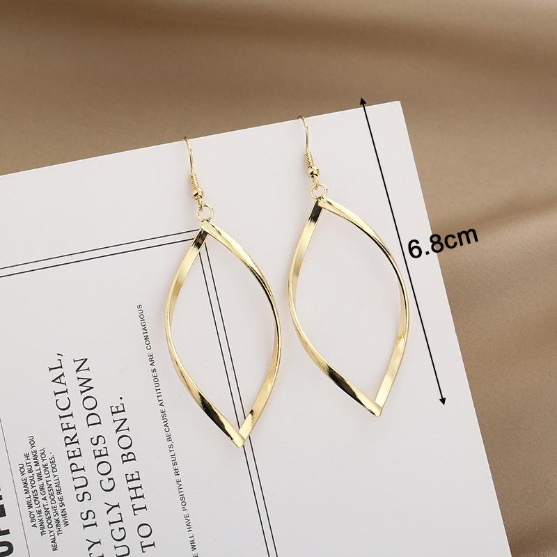 New Spiral Women's Hook Earrings Hollow Twist Geometric Statement Long Hanging Earrings Wraped Oval Metal Pendants Earrings